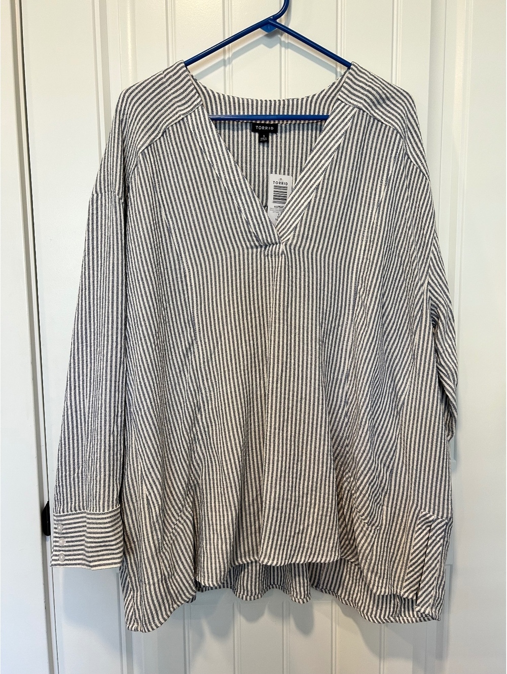 NWT Torrid light blue and white striped tunic side slits high low buttoned cuffs